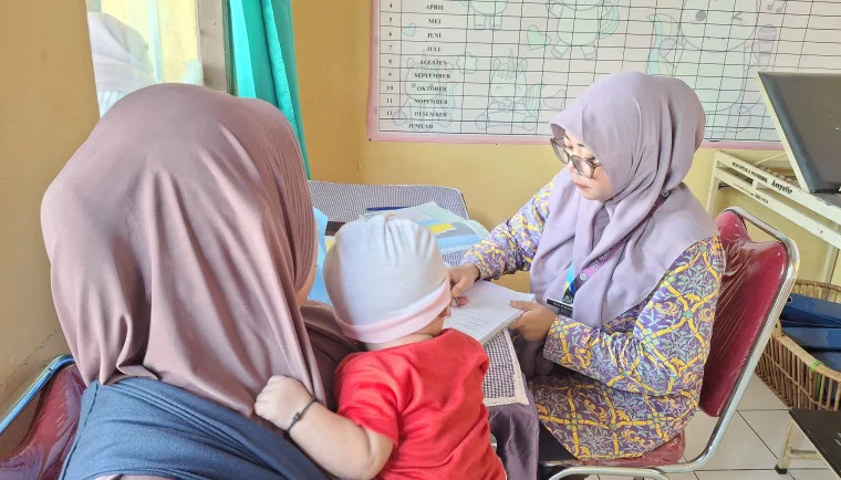 Momen pelayanan kesehatan balita dan ibu yang dilaksanakan rutin sebagai bentuk perhatian desa terhadap kesehatan masyarakat.