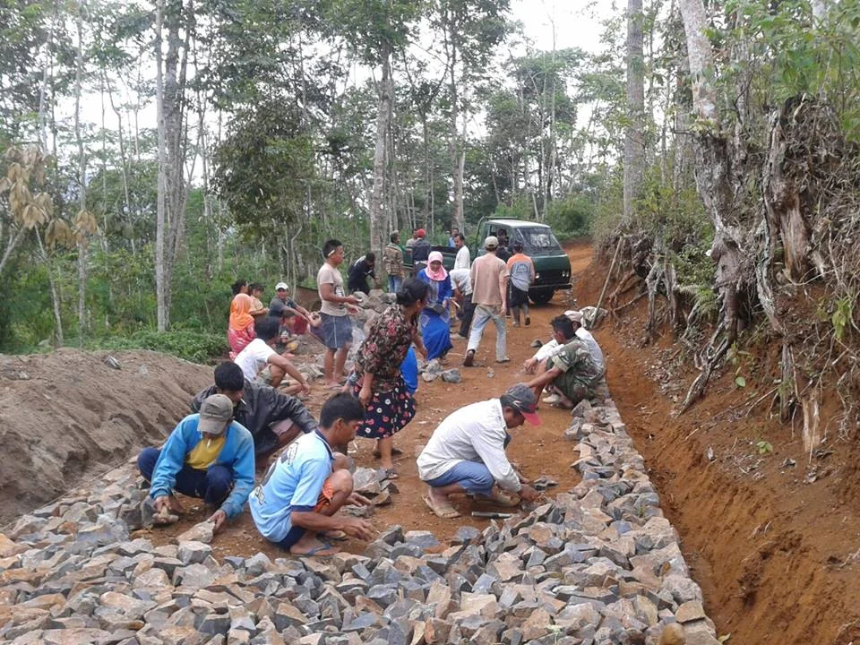 Peningkatan Jalan Dusun di Desa Bontomarannu