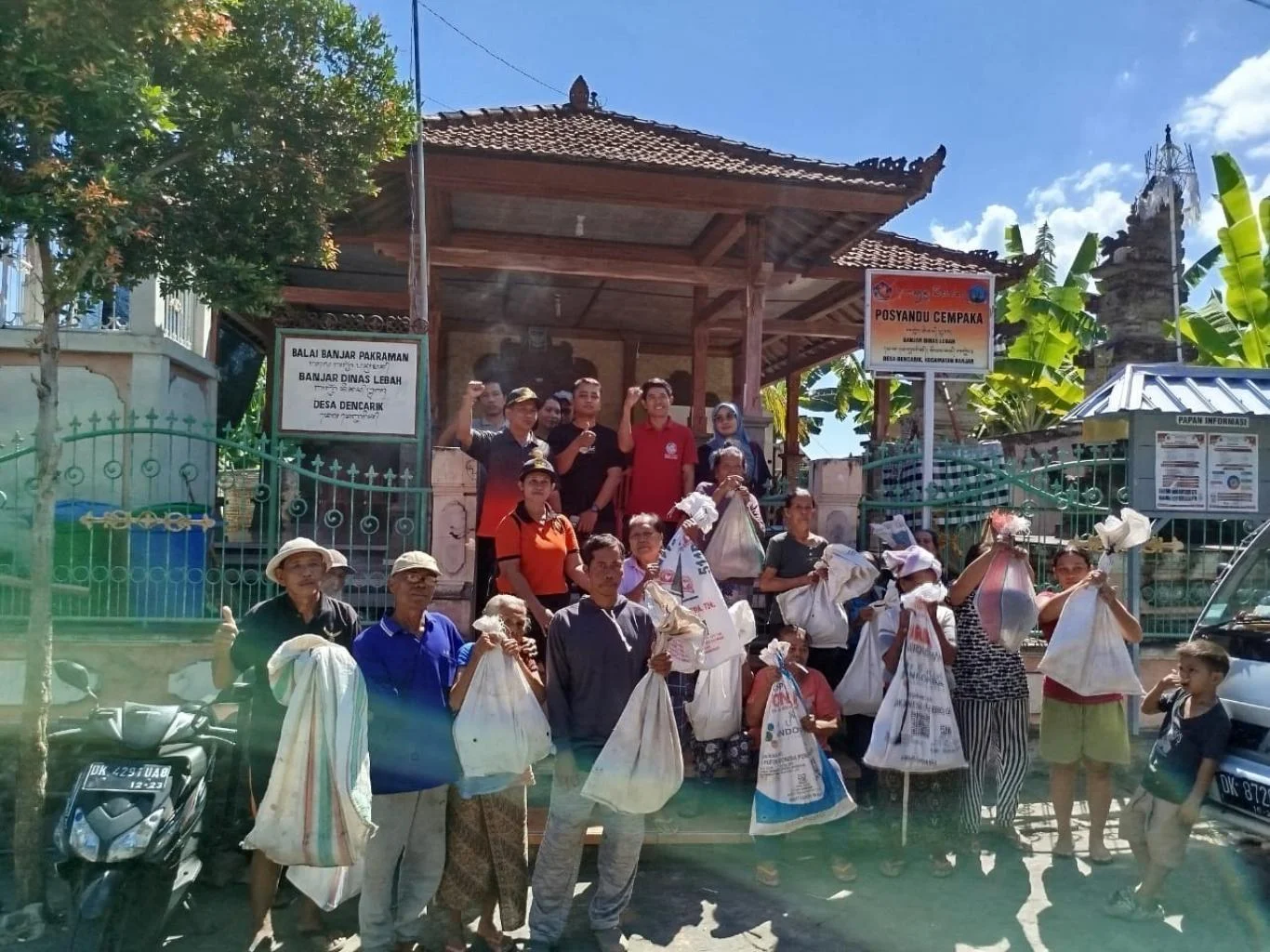 Penyaluran Bantuan Bibit Tanaman untuk Warga