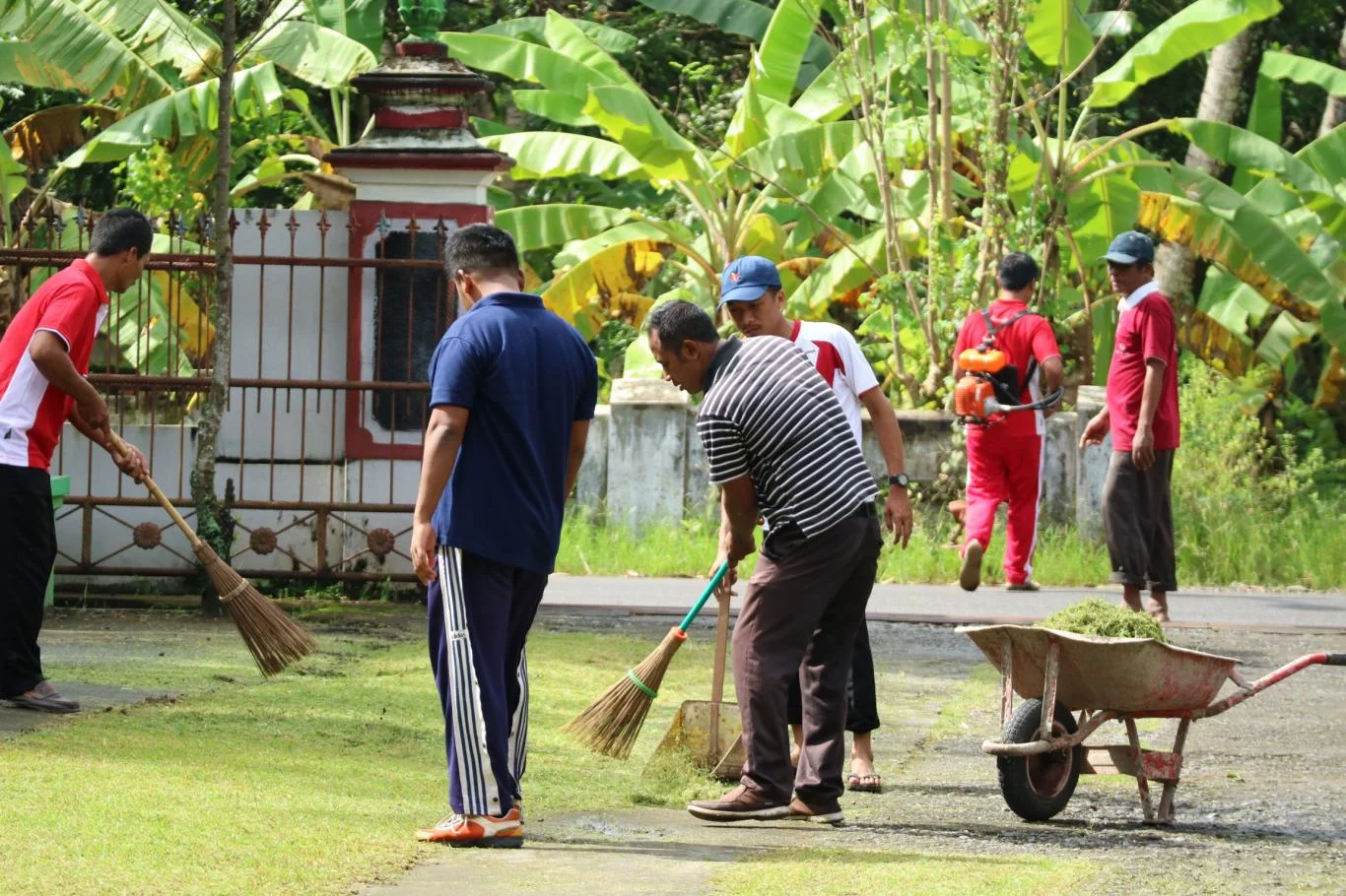 Kerja Bakti Bersama Warga Desa